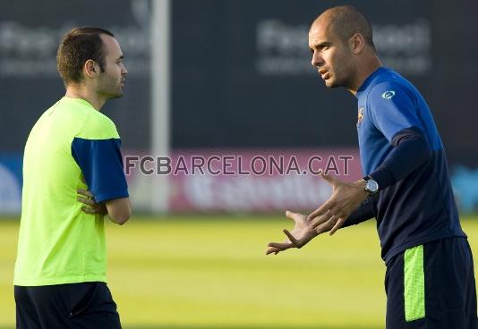 Guardiola instrueix Iniesta