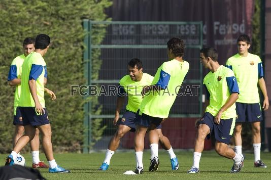 El entrenamiento ha comenzado a las 10.30 horas, en el campo 2 de la Ciutat Esportiva. (Foto: lex Caparrs-FCB)