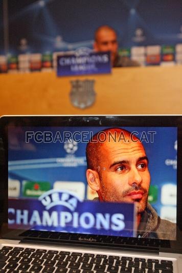 La foto del da. Dos veces Guardiola, uno en pantalla y otro real. (Foto: Miguel Ruiz - FCB)