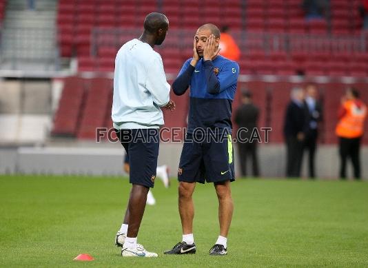 Guardiola y Tour conversan a lo largo del entrenamiento. (Foto: Miguel Ruiz - FCB)