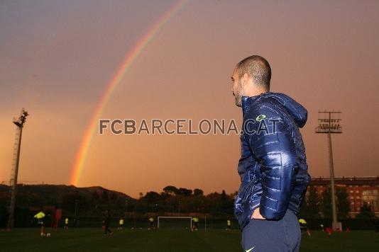 Josep Guardiola observa atentamente a sus jugadores.