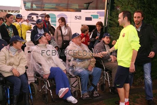 Iniesta saluda un grup de discapacitats que han visitat la Ciutat Esportiva.