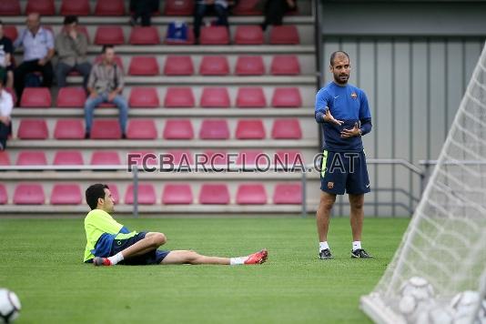 Sergio Busquets y Guardiola conversan en el transcurso del entrenamiento de este lunes en la Ciutat Esportiva. (Fotos: Miguel Ruiz-FCB)