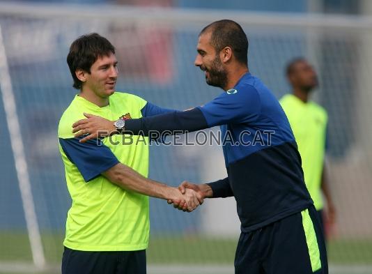 Saludo entre Messi y Guardiola, ya en Barcelona. (Foto: Miguel Ruiz - FCB)