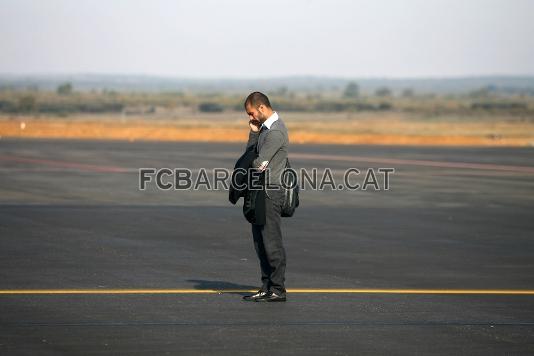 Josep Guardiola, enmig de la pista. (Foto: Miguel Ruiz - FCB)