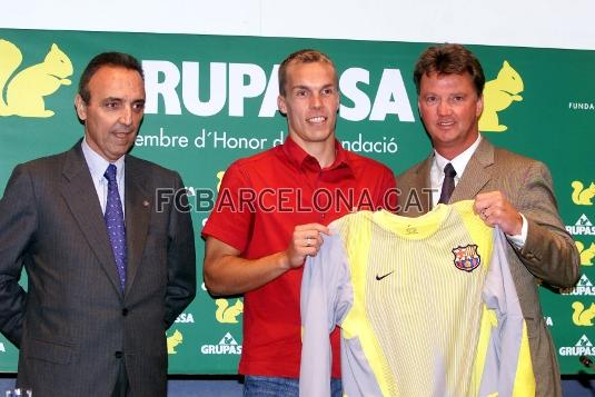 Robert Enke, el dia del seu fitxatge amb el Bara al costat de Louis Van Gaal i Joan Gaspar. Foto: Miguel Ruiz (FCB)