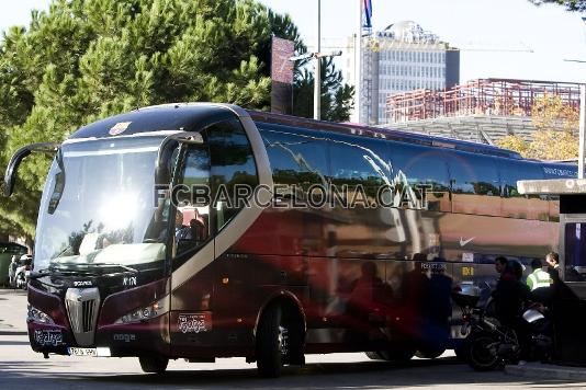 El autocar, llegando al Camp Nou, a las 11.40 horas. (Foto: lex Caparrs)