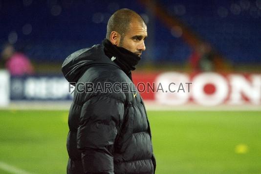 Guardiola, atent. (Foto: Miguel Ruiz - FCB)