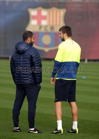 Guardiola conversa con Piqu. (Foto: Miguel Ruiz, FCB)