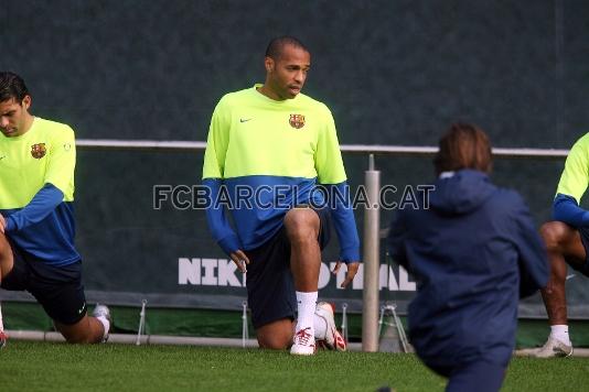 Henry, ja a Barcelona, s'exercita amb la resta de companys. (Foto: Miguel Ruiz, FCB)