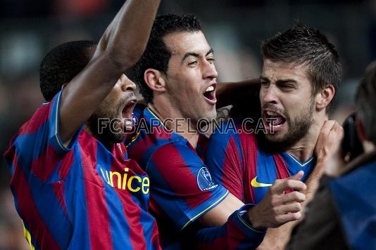 El grup, embogit amb el gol de Piqu. (Fotos: lex Caparrs/Miguel Ruiz-FCB)