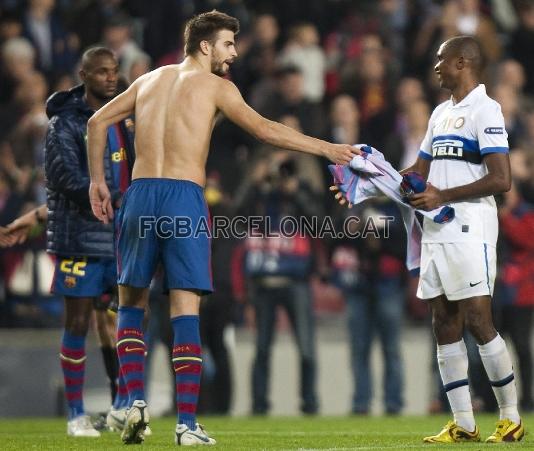 Piqu le entreg su camiseta a Eto'o una vez finalizado el partido. (Fotos: lex Caparrs/Miguel Ruiz-FCB)