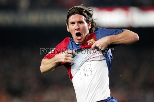 Messi, celebrando uno de los tres goles que le marc al Madrid la temporada 06/07.