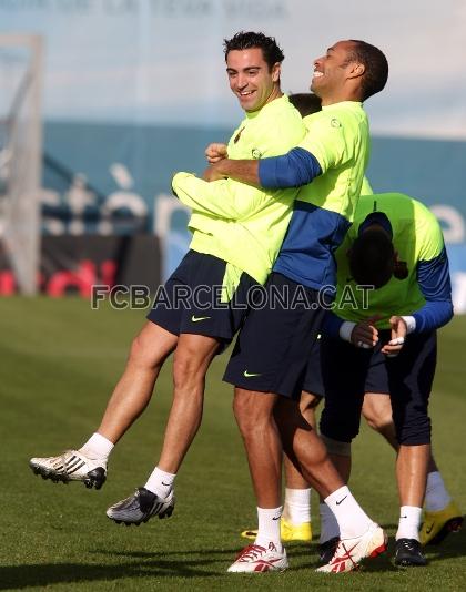 Durant el rondo, Thierry Henry agafa a Xavi. Foto: Miguel Ruiz.