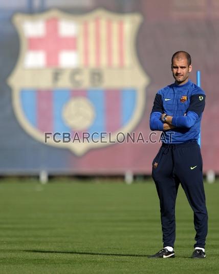 Josep Guardiola atent a tot el que passa a l'entrenament. Foto: Miguel Ruiz.