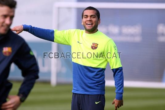 Alves sonre en un instante de la sesin preparatoria. (Fotos: Miguel Ruiz - FCB)