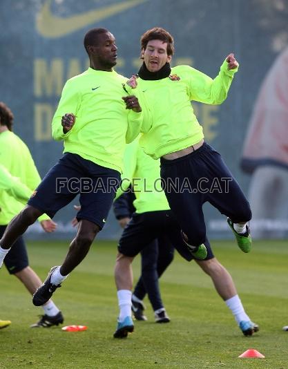 Abidal i Messi, en un exercici de la sessi. (Fotos: Miguel Ruiz - FCB)