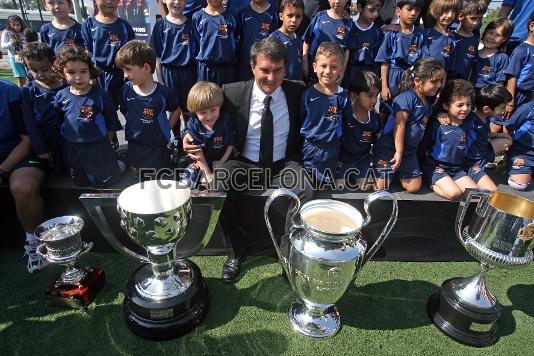Joan Laporta amb els nens i nenes de l'FCBEscola. Foto: Miguel Ruiz (FCB)