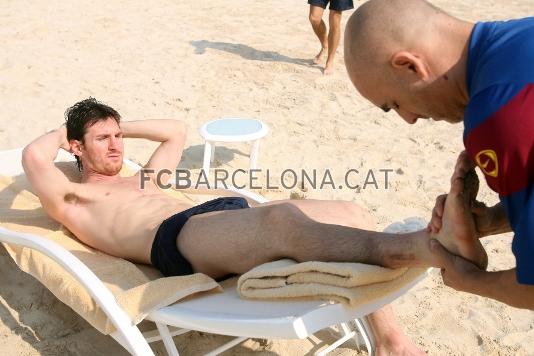 Messi ha fet treball de recuperaci aquest mat a la platja privada de l'hotel de concentraci. (Fotos: Miguel Ruiz - FCB)