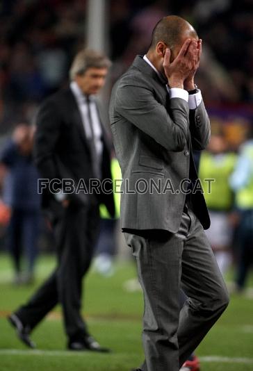 Guardiola, en primer pla, i darrera Pellegrini. Victria del Bara al Camp Nou davant el Madrid per 1 a 0. Foto: arxiu FCB.