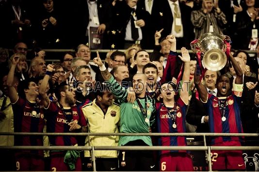 La quarta Champions, aixecada per Abidal. Fotos: Miguel Ruiz / Àlex Caparrós (FCB).