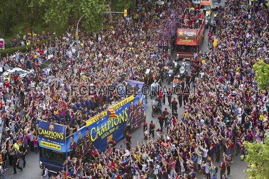 Barcelona al carrer per celebrar la Lliga. Fotos: Miguel Ruiz / Àlex Caparrós (FCB).