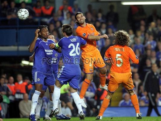 Rematant un corner davant de Drogba i Terry. Partit corresponent a la lligueta de Champions 2006/07. Foto: Arxiu FCB