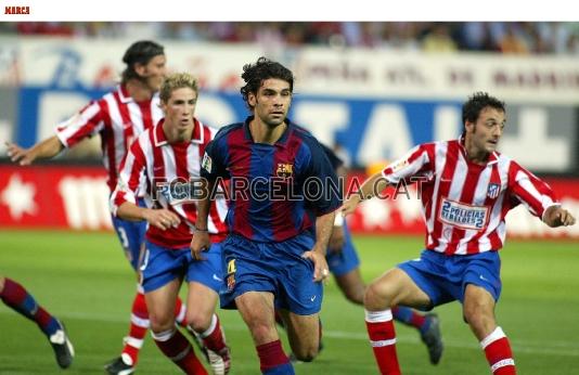 Mrquez, buscant la rematada d'un corner, una de les seves especialitats, la temporada 2003/04. Foto: Arxiu FCB
