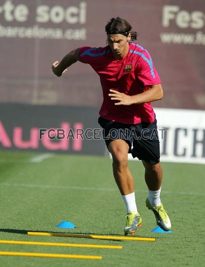 Ibrahimovic realitzant exercicis centrats en el treball fsic. Foto: Miguel Ruiz - FCB.