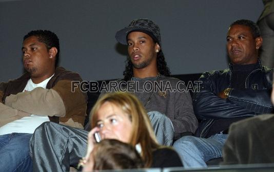 Ronaldinho va presenciar la victria del Bara Senseit.