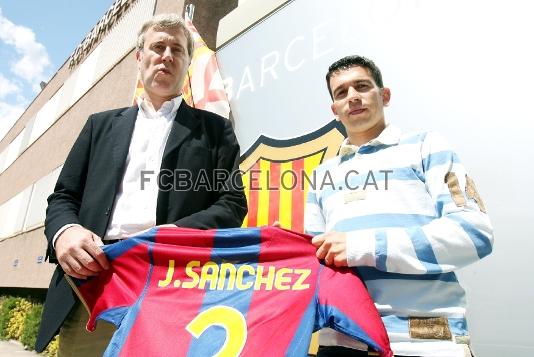 Jordi Snchez i Josep Cubells, a l'entrada de les oficines posant amb la samarreta.
