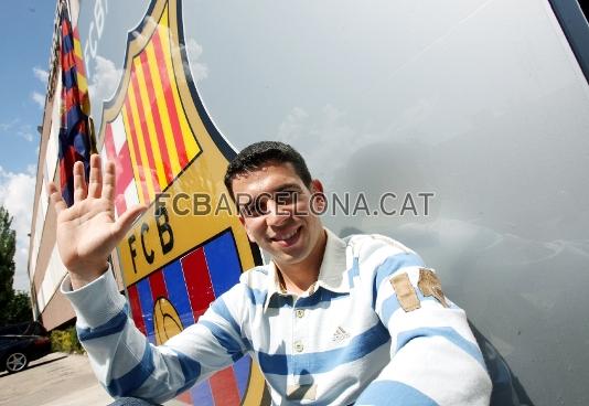 Jordi Snchez, posant amb l'escut del club.