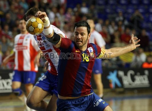 Iker Romero, luchando una pelota.