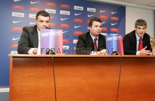 El acto de presentacin del nuevo entrenador Xavi Pascual se ha hecho en la sala de prensa del Palau. En la imagen el nuevo tcnico con Jaume Ferrer y Enric Masip.
