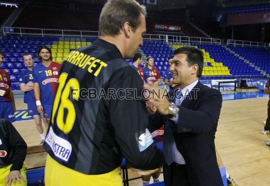Joan Laporta ha saludat un a un als jugadors del FC Barcelona Borges en el dia que l'equip s'ha fet la foto oficial.