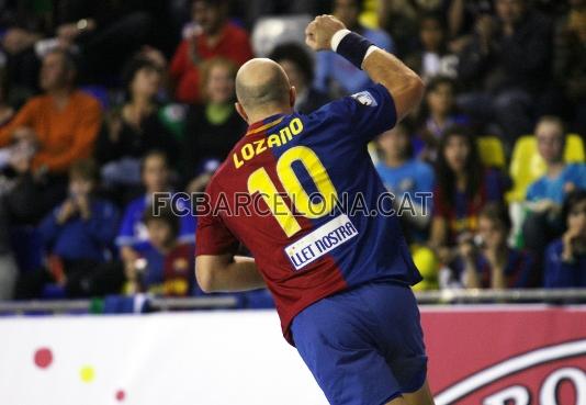 Lozano celebrant un gol.