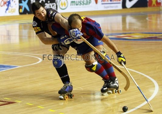 Carlos Lpez lucha intensamente por una bola con un jugador del Blanes.