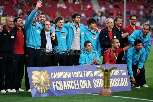 El equipo ofreci el trofeo al Camp Nou en el Bara-Mallorca.