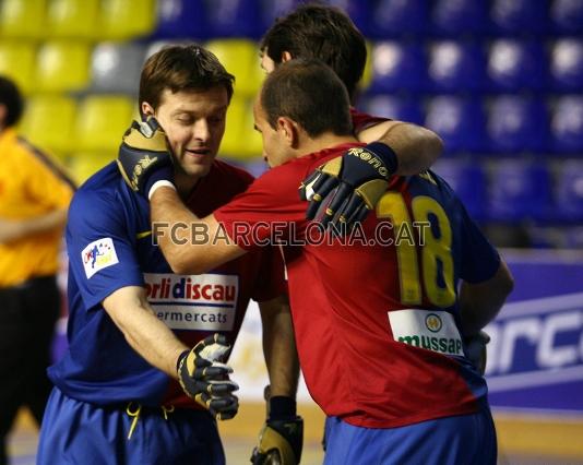 Teixidó, Masoliver y 'Carlitos' se abrazan después de la consecución de un gol.