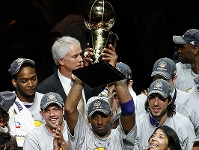 Lakers_4_Chirs_Graythen_NBAE_via_Getty_Images.jpg