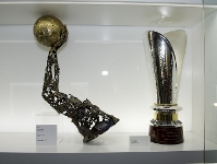 2011-06-08_ENTREGA_FCB_BORGES_TROFEOS_LIGA_ASOBAL_EHF_CHAMPIONS_LEAGUE_2010-2011_MUSEU_FCB_003.jpg