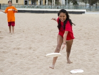 Una de les beneficiarias del centro XICS disfrutando con el Frisbee. Foto: lex Caparrs-FCB