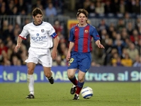Messi i Vivar Dorado, en una acci del partit FCB-Getafe, de la temporada 2004/05. Foto: arxiu FCB