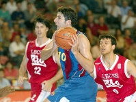 Dejan Bodiroga en el debut de la temporada 2004-05