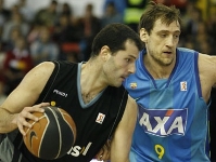 El ex azulgrana Kakiouzis, en una acción con Marconato. Fotos: baloncestosevilla.com