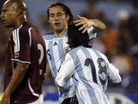 Milito y Messi marcan contra Venezuela (0-2)