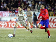 Xavi, en el campo del Numancia, la temporada 2004/05.