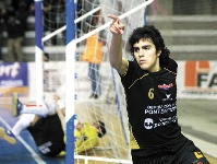 Borja Milln celebra un gol para su equipo
