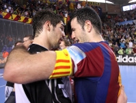 Karabatic i Romero, els dos jugadors més destacats, es saluden després del partit