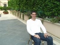 Rodrigo de la Fuente, a l'entrada de l'edifici on viu a Roma